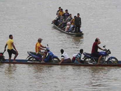 Venezolanos cruzan el río Arauca, la frontera natural entre Venezuela y Colombia, para refugiarse en Arauquita, en marzo de 2021.