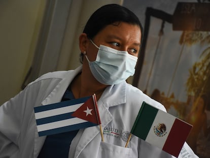 Una trabajadora de la Secretaría de Salud recibe a 51 médicos cubanos en Campeche, en septiembre de 2022.