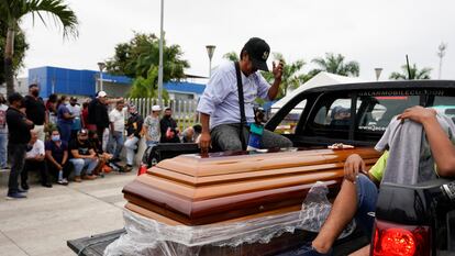 Un ataúd a la salida del penal de Guayaquil tras la masacre de este fin de semana.
