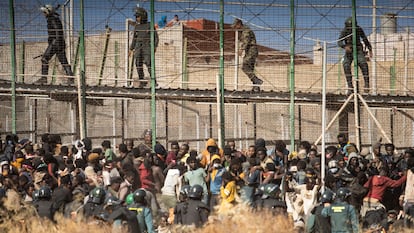 La frontera española con Marruecos, en el intento de superar la valla de Melilla el pasado 24 de junio.