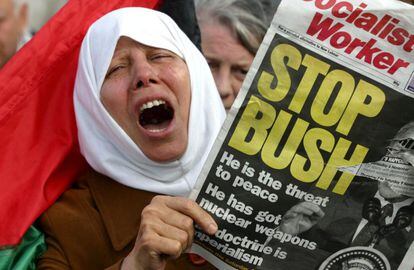 Londres 28/09/2002. Una manifestante grita mientras sostiene un periódico en sus manos, durante la manifestación de más 100.000 personas, que tuvo lugar en el centro de Londres, en contra de la propuesta de llevar a cabo una acción militar contra Irak por parte del presidente de los Estados Unidos, George W. Bush, y el primer ministro británico,Tony Blair (Reino Unido)