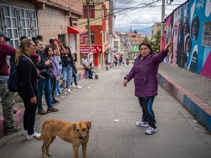 Jenni Mila interactúa con los turistas durante un recorrido en la localidad de Ciudad Bolívar, en Bogotá, el 1 de octubre.
