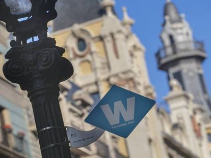 Un indicador de Wifi gratuita en Barcelona. En vídeo, la secuencia promocional del programa WiFi4EU creado por la Comisión Europea.