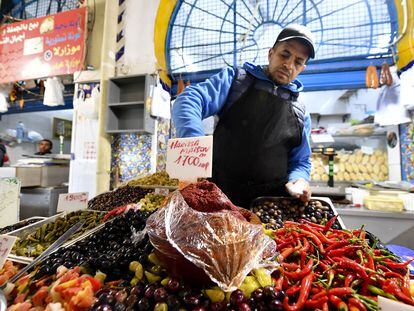 Un vendedor de Harissa, el día 1 en un mercado del centro de Túnez.