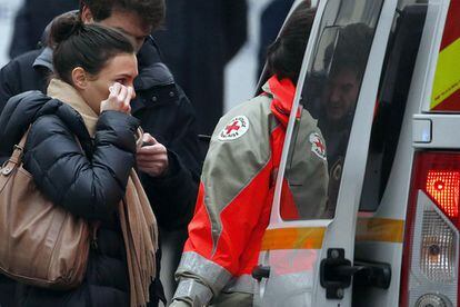 Una mujer llora junto a una de las ambulancias que se han acercado a auxiliar a los heridos en el atentado en París (Francia).