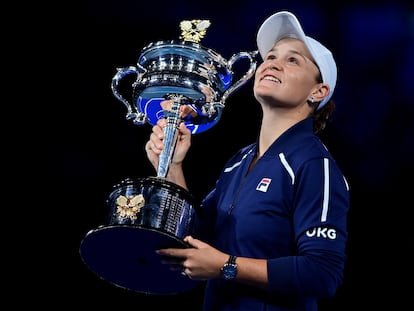 Ashleigh Barty posa con el trofeo de campeona, este sábado en Melbourne.