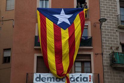 Unos vecinos colocan una bandera independentista en su casa de Manresa (Barcelona).