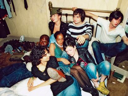 Pete Doherty (con camiseta a rayas) y Carl Barat, de blanco, comparten cama con amigos en el su casa, el hotel Albion en el año 2002. Los años gloriosos.