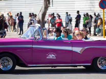 Un automóvil clásico transita con turistas el 22 de febrero, en La Habana.