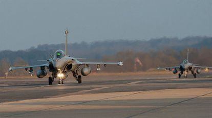 Dos aviones de combate de la Fuerza Aérea francesa regresan a la base de Saint-Dizier tras su misión en Libia.