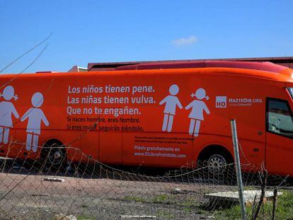El autobús de Hazte Oír en un aparcamiento de Coslada.