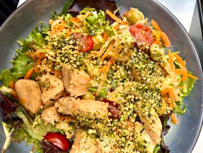 La ensalada de Kasa Hanaka con pollo y amaranto crujiente que inspiró esta receta