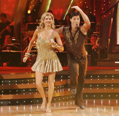 Monica Seles y el bailarín Jonathan Roberts en el programa 'Dancing with the Stars', en el que la tenista participó en 2008.