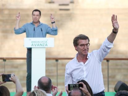 Feijóo saluda a los simpatizantes del PP, con Juan Manuel Moreno a su espalda, el sábado pasado a los pies de la Alcazaba de Málaga.