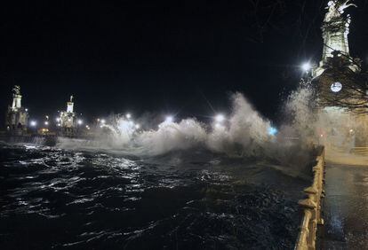 <b>Puente de Santa Catalina</b>. Las enormes olas del pasado fin de semana causaron algunos desbordamientos, como en el Puente de Santa Catalina (en la imagen).