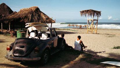 La costa del Pacífico mexicana se extiende desde Baja California hasta las verdes calas respaldadas por frondosas montañas tropicales, alternando tanto destinos turísticos como relajados enclaves surfistas, como este de playa Zicatela, en Puerto Escondido.