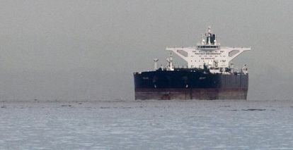 Imagen de archivo de un petrolero malt&eacute;s que porta crudo iran&iacute; en las costas de Singapur.