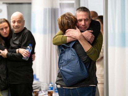 Fernando Simón Marman, en primer plano, y Norberto Luis Har se abrazaban a sus familiares este lunes, en el centro médico israelí Sheba, en Ramat Gan.