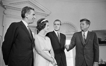 El Presidente Kennedy se reúne con el Príncipe Juan Carlos y su prometida la Princesa Sofía junto al embajador español Antonio Garrigues Díaz-Canabete, el 30 de agosto de 1962 en Washington DC.