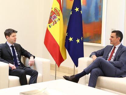 El CEO de OpenAI, Sam Altman, y el presidente del Gobierno, Pedro Sánchez, durante su reunión en La Moncloa este lunes.