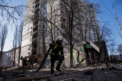 Bomberos y personal de emergencias trabajan para rescatar a las víctimas de un edificio bombardeado por las tropas rusas, este miércoles en Kiev.