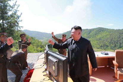 El líder norcoreano Kim Jong-un durante el lanzamiento de prueba del misíl intercontinental Hwasong-14, en esta foto sin fechar publicada por la Agencia de Noticias de Corea del Norte.