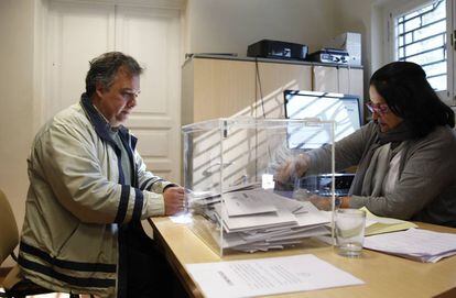 Un ciudadano vota en el Consulado español en Montevideo en junio de 2016.