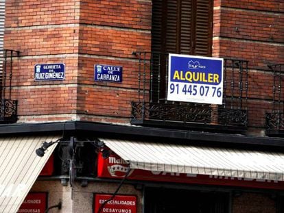 Cartel de alquiler de una vivienda en Madrid, en una imagen de archivo.