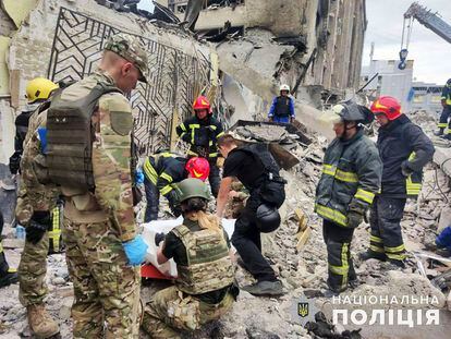 Los esquipos de rescate ucranios trabajan en el restaurante atacado por Rusia en Kramatorsk.