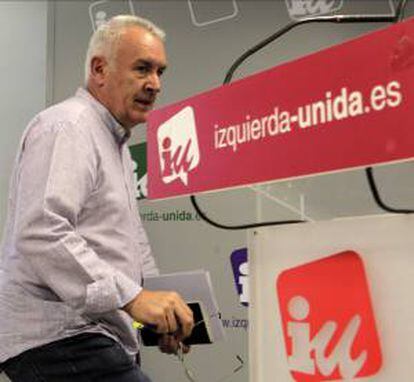 El coordinador general de IU, Cayo Lara, al inicio de una rueda de prensa en la que ha acusado hoy al Gobierno de ejercer el "odio de clase" por sus medidas económicas, un "odio hacia los más humildes" mientras permite que siga habiendo grandes defraudadores y ayuda a los "más poderosos".