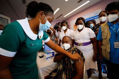El Director General del Servicio de Salud de Ghana, Patrick Kuma-Aboagye, recibe la vacuna contra la covid-19 durante la campaña de vacunación en el Hospital Ridge en Accra, Ghana, el 2 de marzo de 2021.