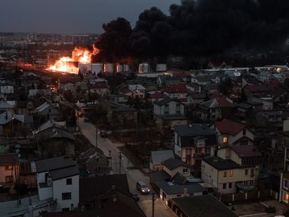 Incendio producido por el ataque ruso a una estación de combustible en el noreste de la ciudad de Lviv.