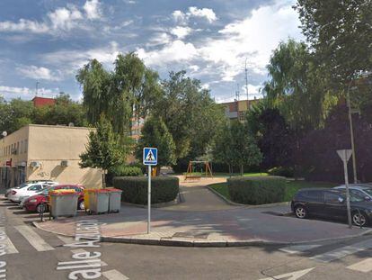 Parque infantil en la calle San Restituto de Madrid.