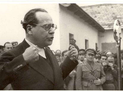 Juan Negrín, durante una visita al frente del Ebro en 1938.