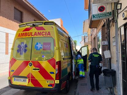 La ambulancia del Summa y un agente de la Guardia Civil, en el lugar de la agresión.