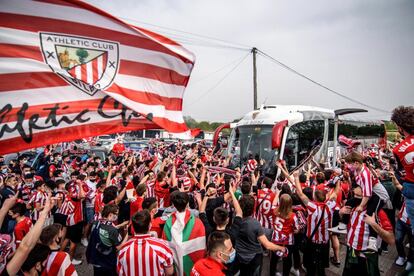 Los hinchas del Athletic rodean el pasado jueves al autobús del equipo en Lezama.