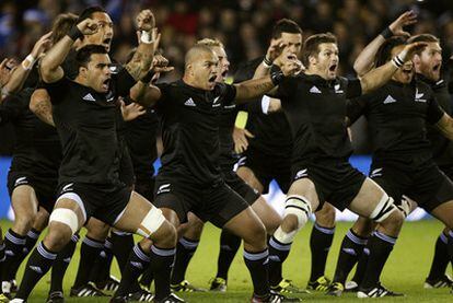Los All Blacks, el equipo de rugby neozelandés, practican el 'Haka', himno guerrero maorí, antes de iniciar un partido, el pasado 13 de noviembre de 2010.