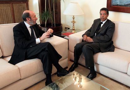 El ministro del Interior marroquí devuelve a Rubalcaba su visita del pasado mes de agosto.