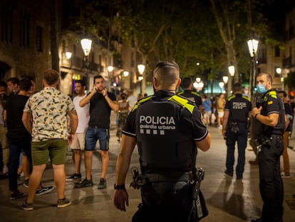 La policía de la Guardia Urbana interviene en un botellón en el Born, el pasado mes de julio.