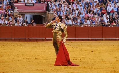 El diestro Cayetano Rivera manda a callar a la banda de música durante el segundo toro de su lote en la Real Maestranza de Sevilla. 