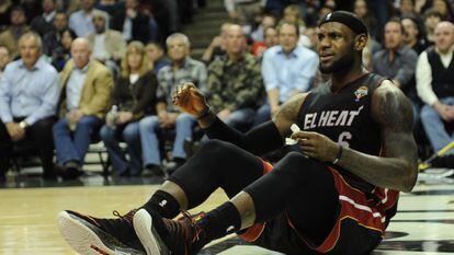 LeBron James durante el partido con los Bulls. 