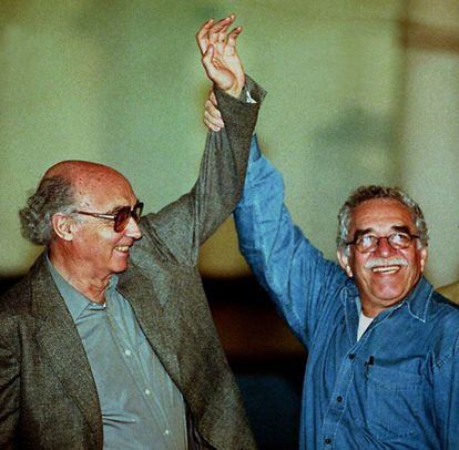 La Habana, Cuba, 1 de enero 1999. José Saramago y Gabriel García Márquez alzan los brazos y saludan en Santiago de Cuba, adónde asistieron al discurso de Fidel Castro en el 40 aniversario del triunfo de la revolución cubana.