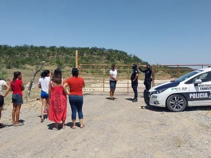 Familiares de mineros en la explotación de Sabinas esperan noticias de parte de las autoridades, en una imagen difundida en redes sociales.