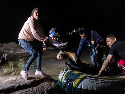 Una lancha con migrantes llega a las costas de Roma, Texas, el 30 de abril.