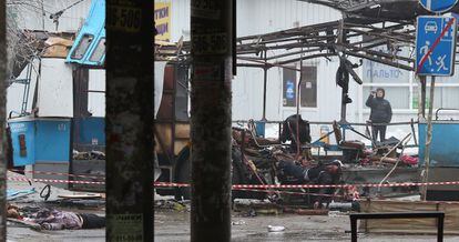 Escena del lugar donde explosiono la bomba en la ciudad de Volgogrado, en el que perdieron la vida 10 personas que viajaban en el Trolebús.