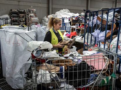Trabajadora de la planta de reciclaje textil Koopera Mediterránea. FOTO: Mònica Torres EL PAÍS