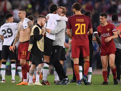Klopp se abraza a sus jugadores tras clasificarse el Liverpool para la final de la Champions contra el Real Madrid. En vídeo, declaraciones de Jürgen Klopp, entrenador del Liverpool.