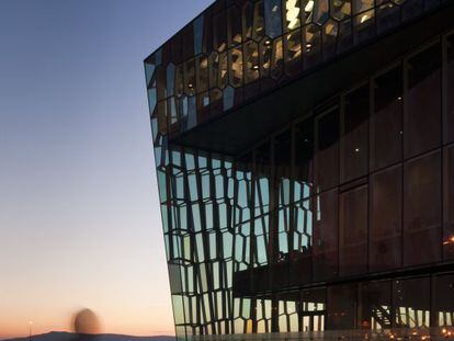 El auditorio Harpa en el puerto de Reikiavik es un símbolo del renacer cultural de Islandia.