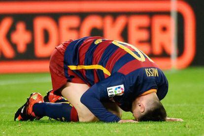 Messi es lamenta sobre la gespa del Camp Nou.