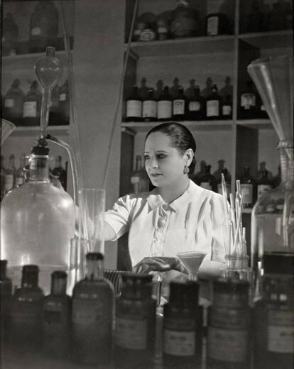 Rubinstein, en su laboratorio de Saint-Claud, en la década de los años treinta.